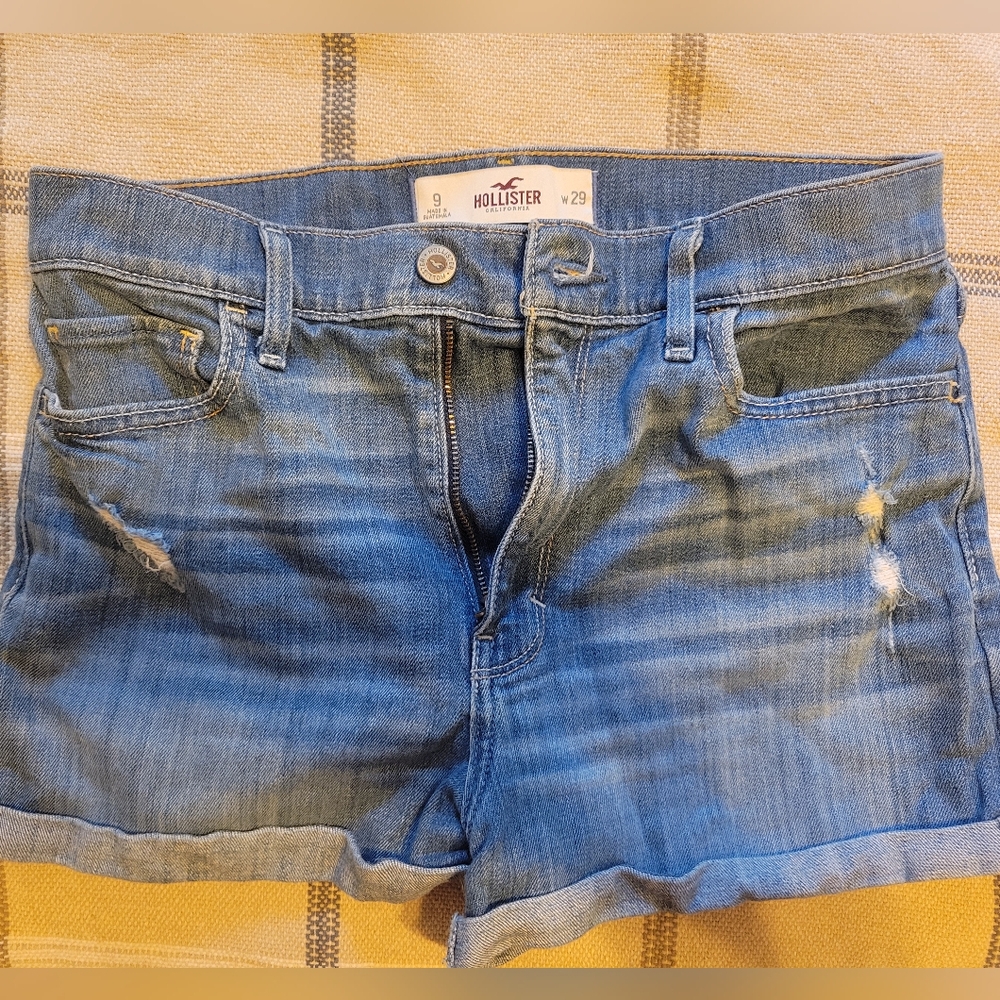 NWOT Hollister Jean shorts Size 28